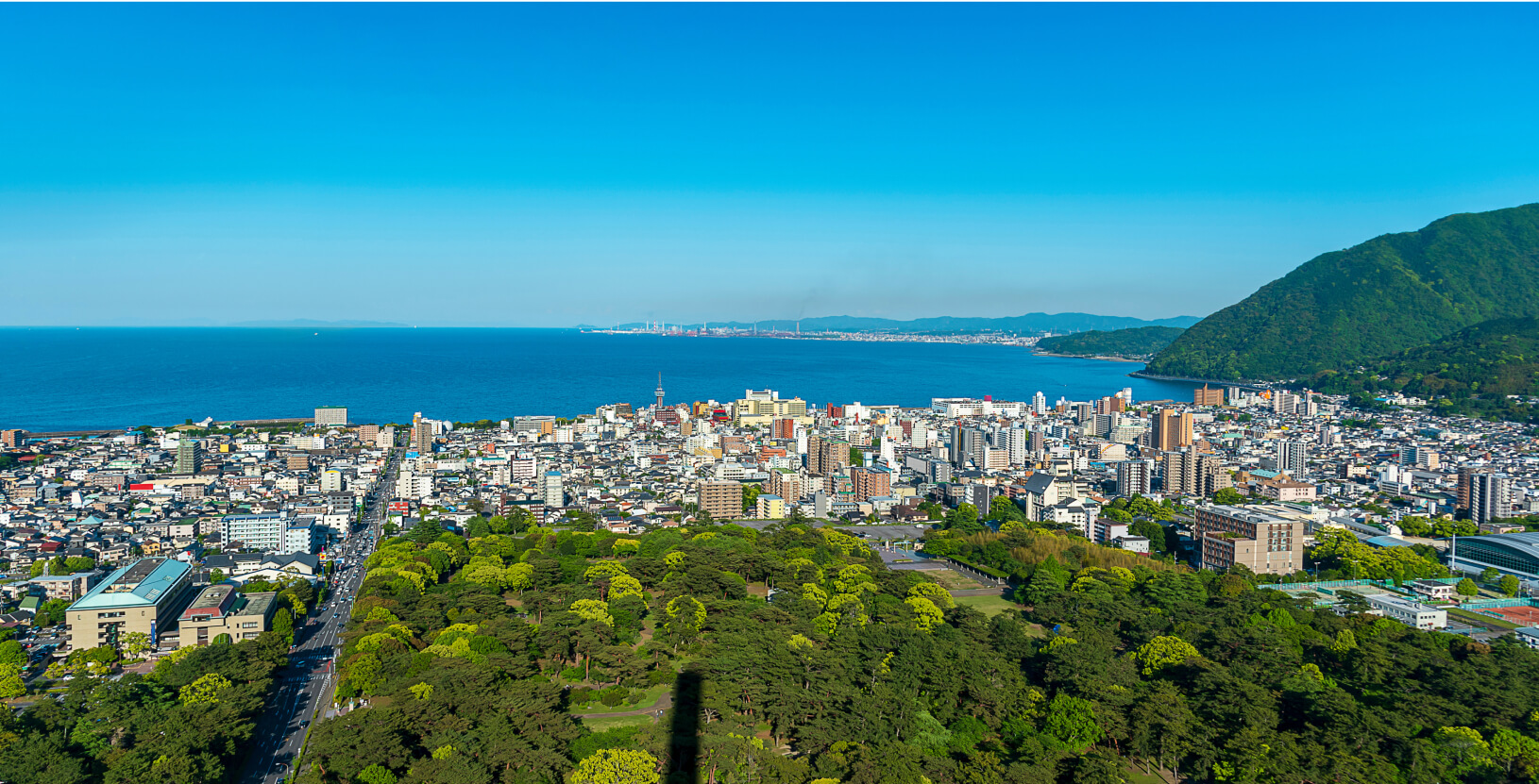 大分県の別府湾を高台から眺めたイメージ写真