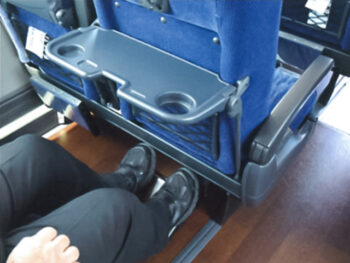 【全席にフットレスト（足のせ）】ふたばタクシー、貸切バス 大分、観光バス 別府、中型バス 27名